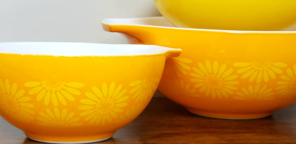 Pyrex Daisy Orange & Yellow Cinderella Mixing Nesting Bowls - Set of 4