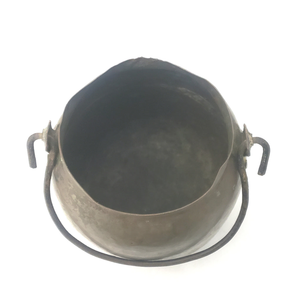Sold at Auction: LARGE CAST IRON POT W/BAIL HANDLE AND LID